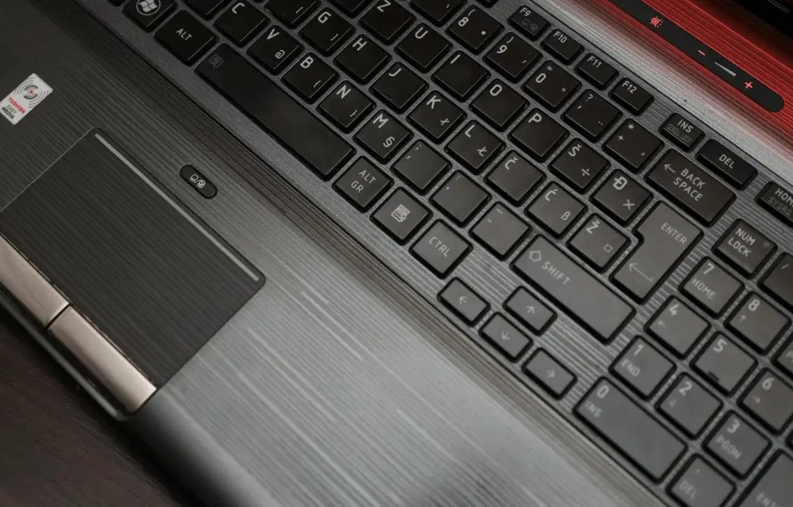 Zbliżenie na touchpad i klawiaturę laptopa marki Toshiba