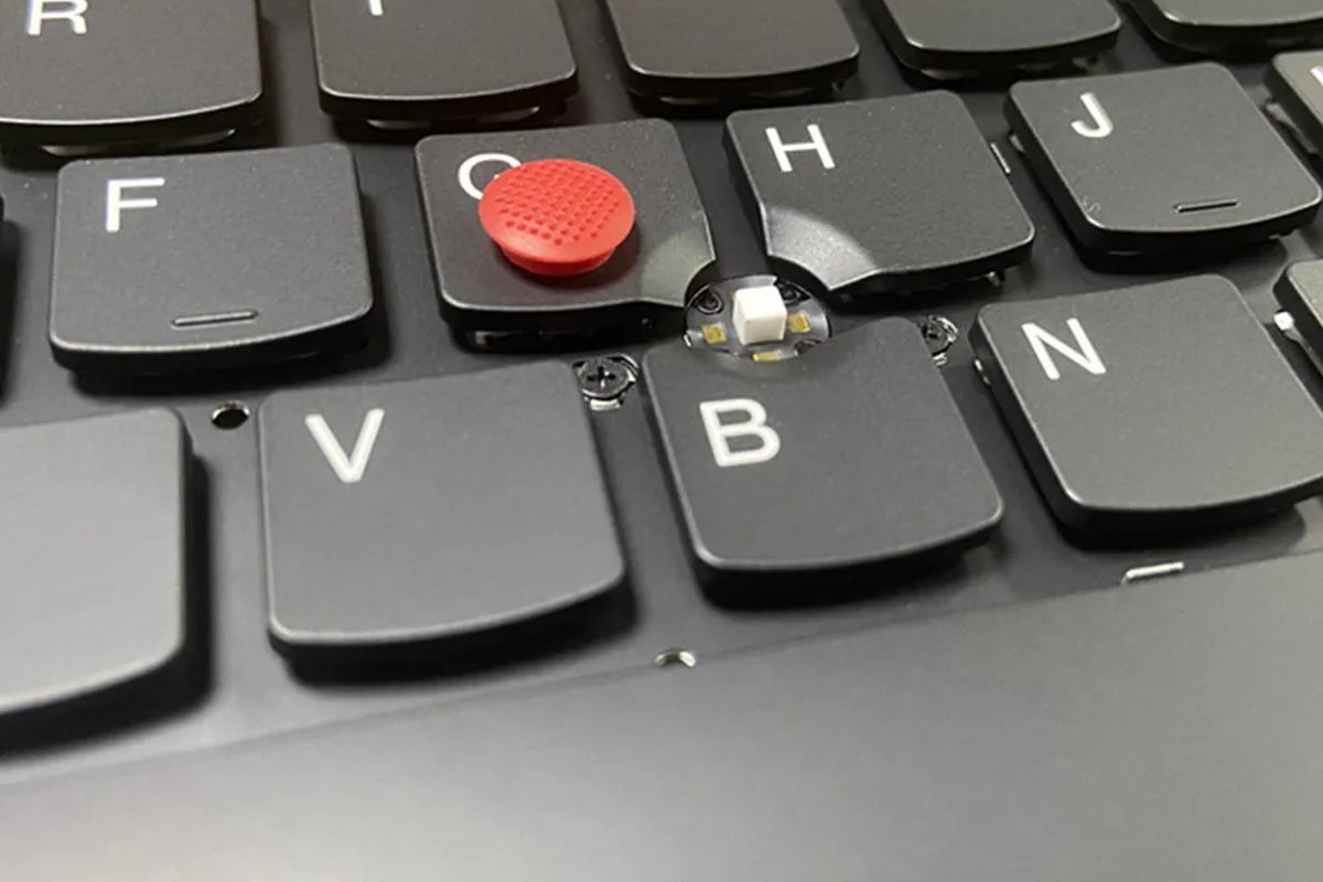 Czerwony TrackPoint na klawiaturze laptopa biznesowego — sprzęt poleasingowy