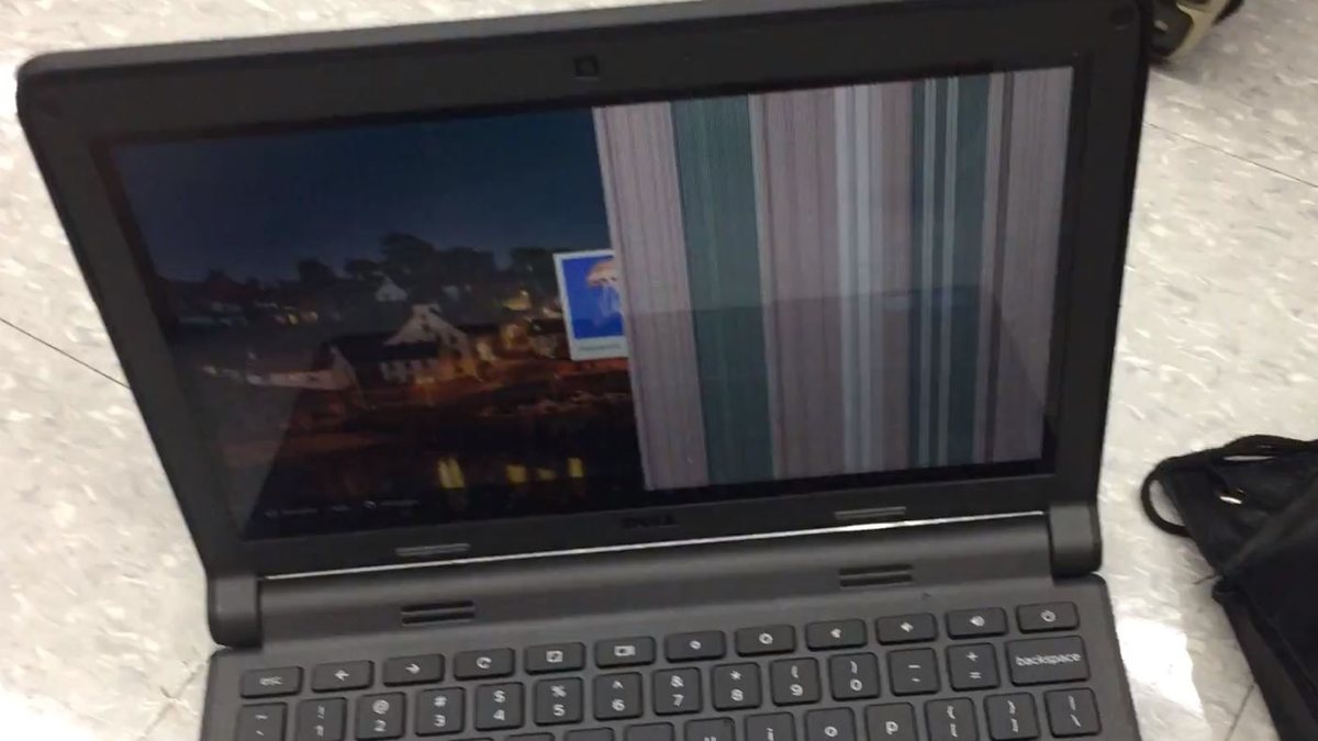 Laptop z uszkodzoną matrycą — pasy na ekranie przed wymianą
