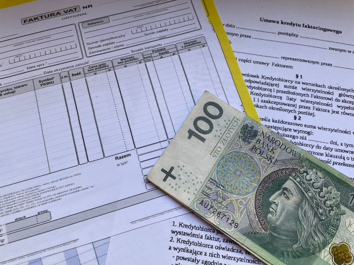 Formularz faktury VAT z banknotem stuzłotowym