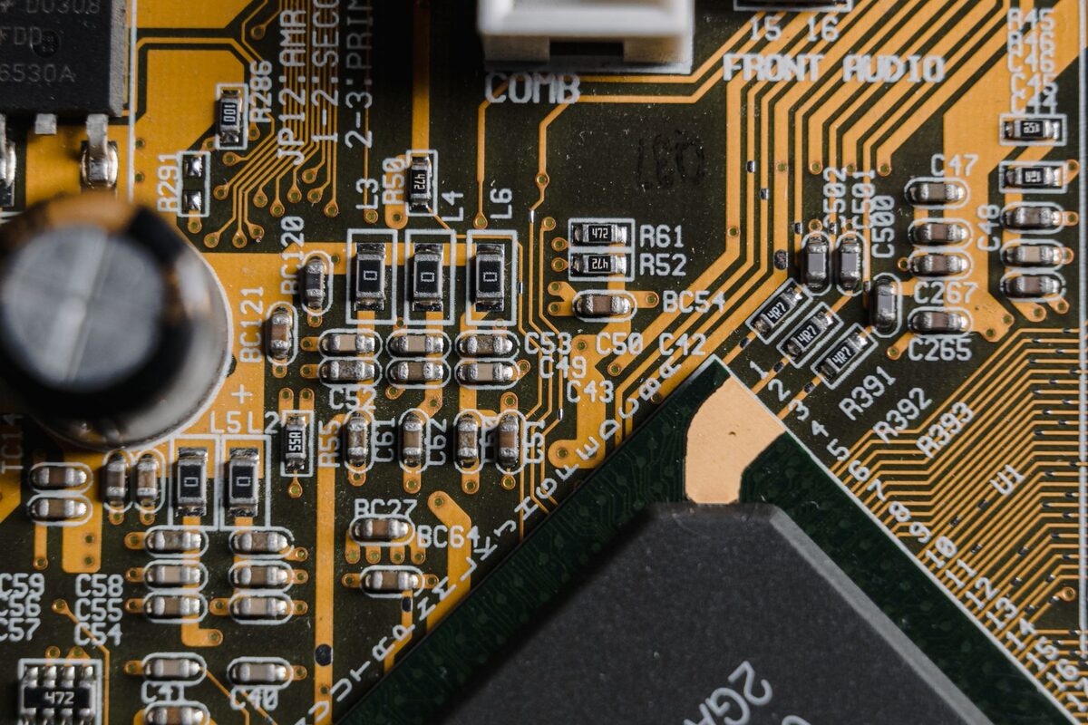 Pomarańczowa płyta z podzespołami elektronicznymi
