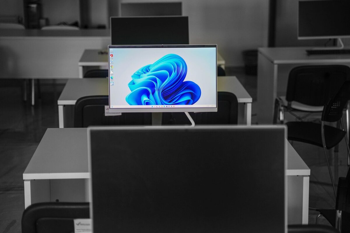 Monitor z tapetą systemu Windows w sali komputerowej