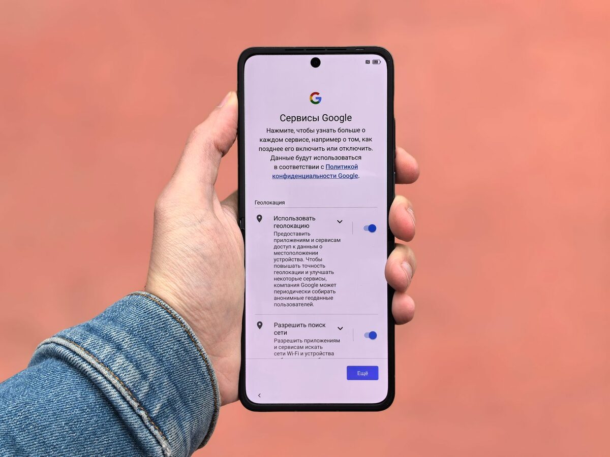 dłoń trzymająca smartfon z systemem Android, ekran ustawień usług Google