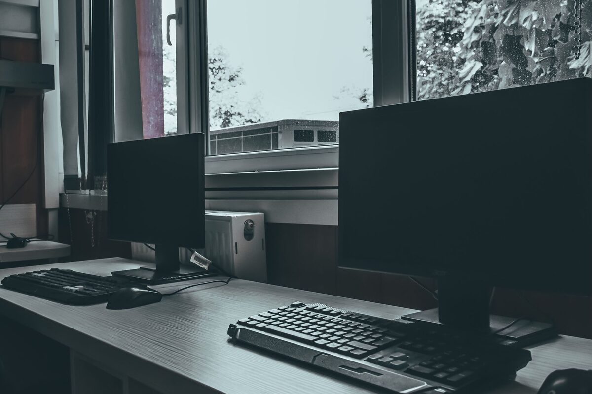 Stanowisko pracy z komputerem i programem sprzedażowym w biurze