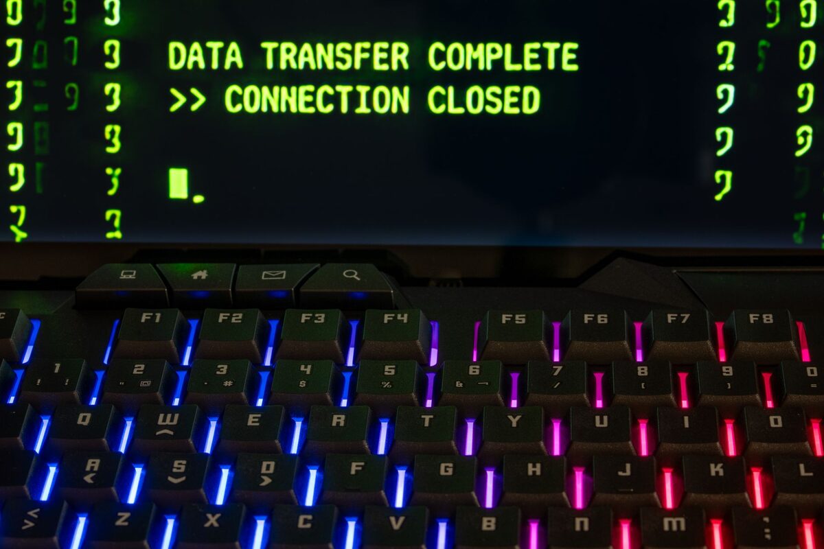 Ekran laptopa z komunikatem o zakończonym transferze danych