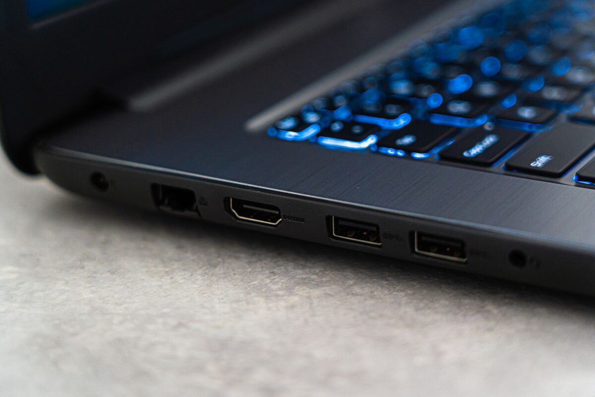 Porty boczne laptopa z podświetloną klawiaturą w tle