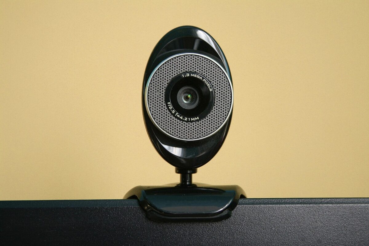 Zewnętrzna kamera internetowa na obudowie monitora