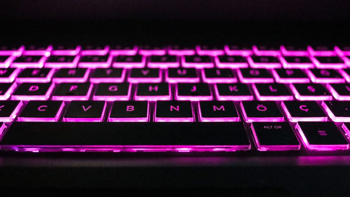 Klawiatura laptopa z różową podświetlaną iluminacją