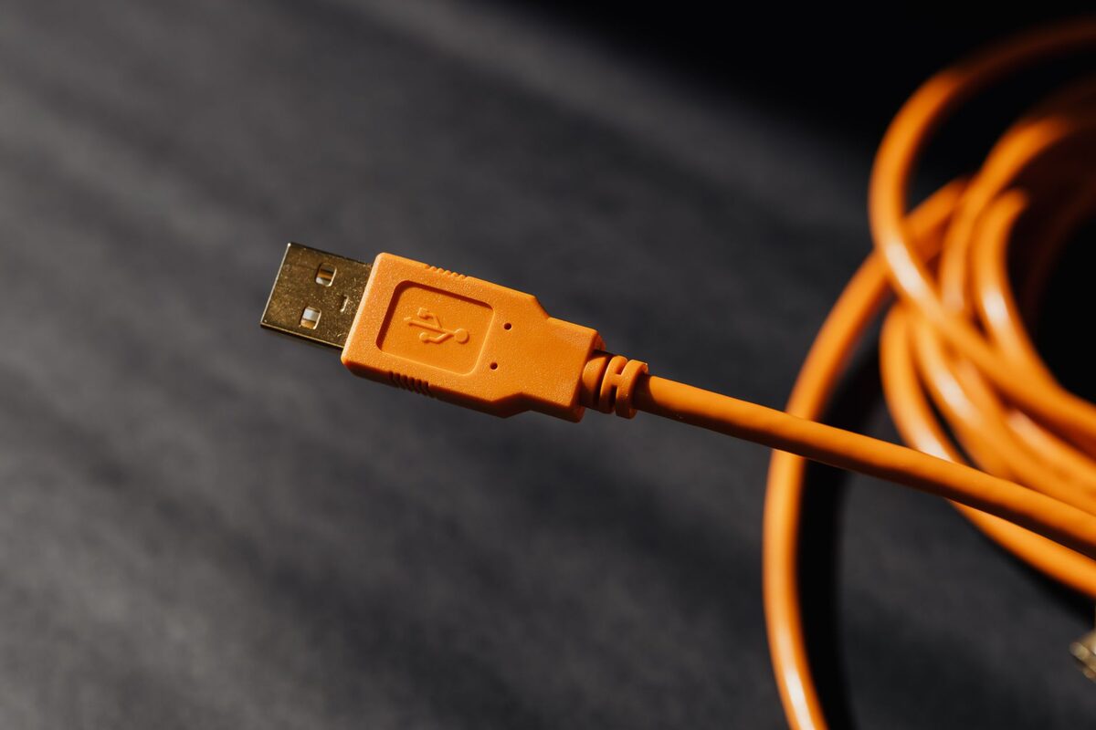 Pomarańczowy kabel USB w zbliżeniu