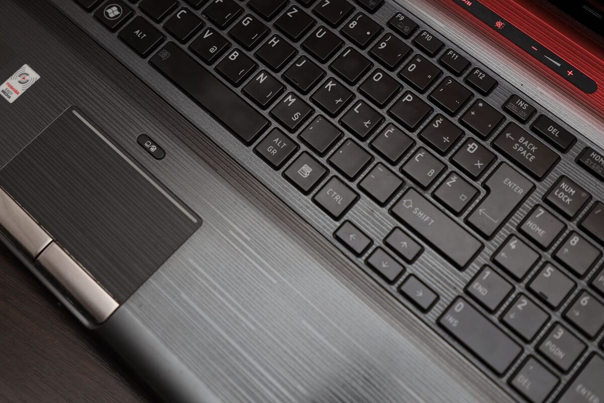 Panel dotykowy i klawiatura laptopa widziane pod kątem