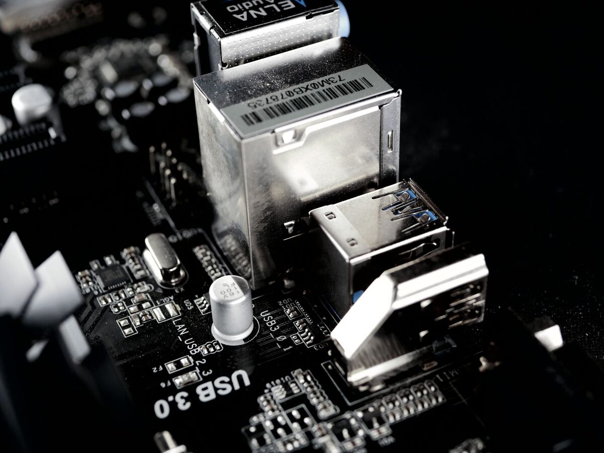 Złącze USB 3.0 na płycie głównej, do którego podłącza się porty w obudowie