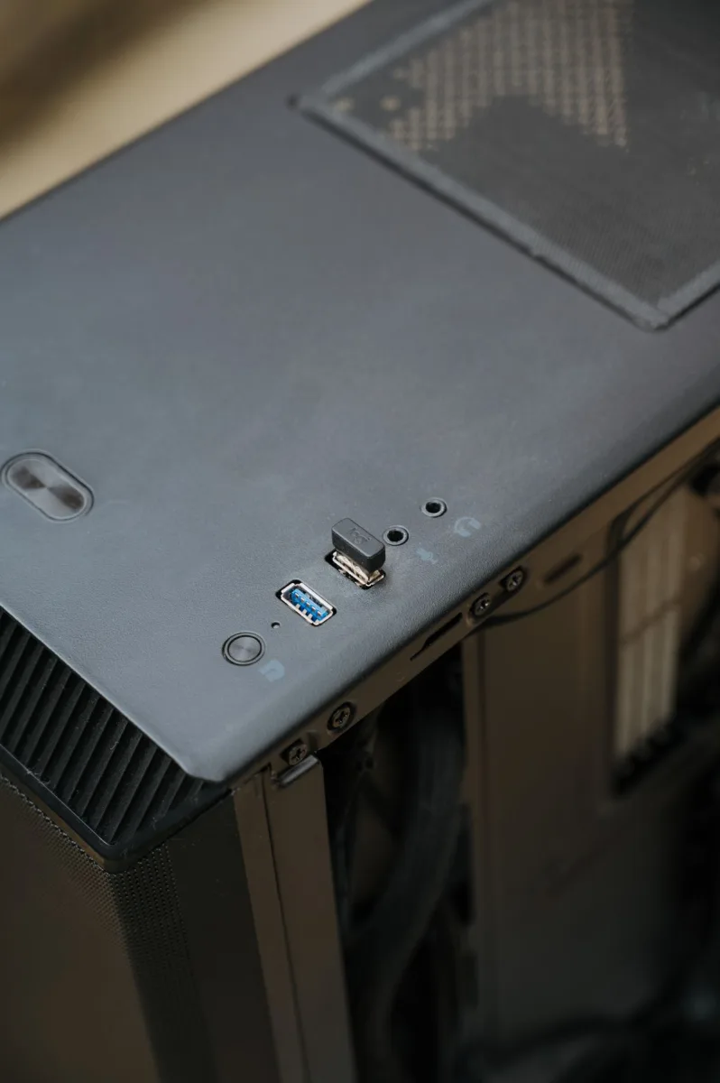 Górny panel obudowy komputera z przyciskiem zasilania i portami USB