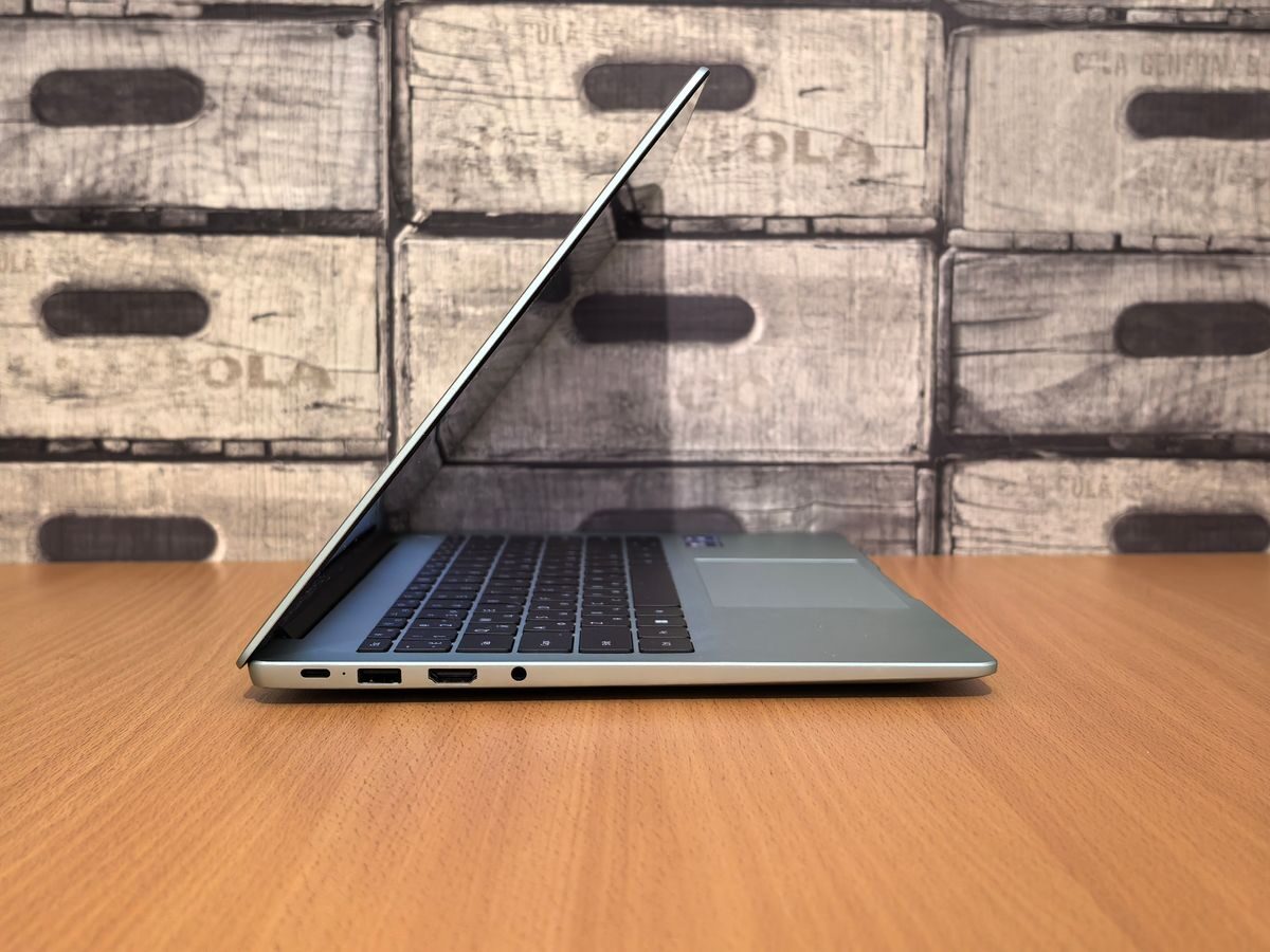 Bok laptopa z portami USB i HDMI