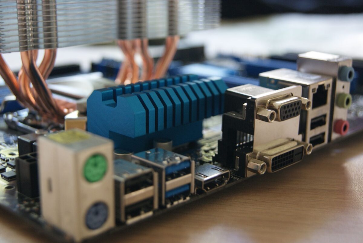 Tylny panel płyty głównej z portami USB w zbliżeniu