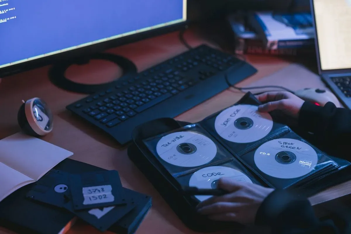 Płyty CD-R i dyskietki z odręcznymi opisami — odzyskiwanie zdjęć i dokumentów ze starych nośników