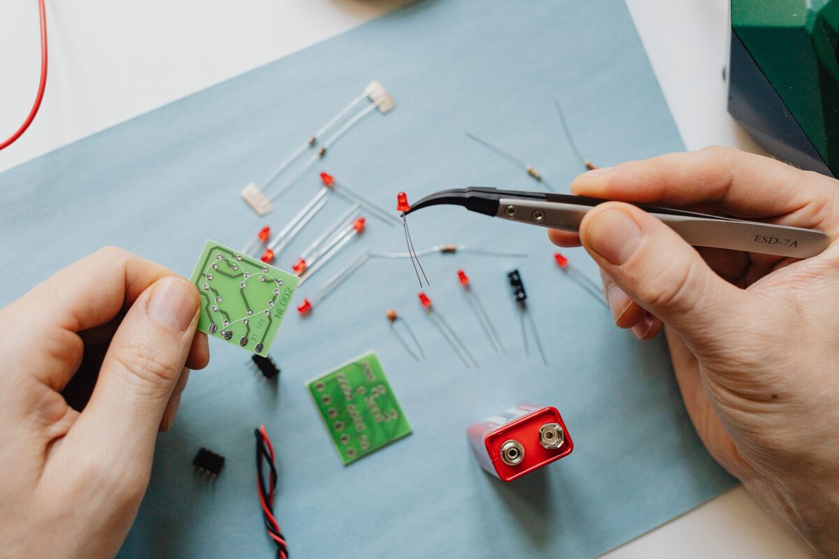 Lutowanie drobnych elementów elektronicznych na płytce